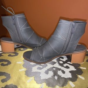 JC Journee Collection peep toe sandal Dark Grey 8M Side ties